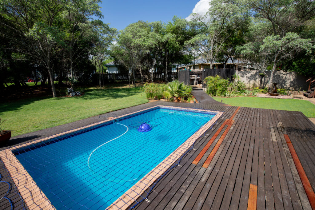 Weaver's Nest Guesthouse Outside Back