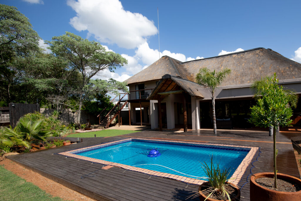 Weaver's Nest Guesthouse Outside Back